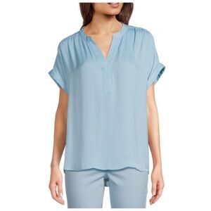 SATIN SPLIT ROUND NECK DROPPED SHORT ROLL TAB SLEEVE HI-LOW SHIRTTAIL BLOUSE